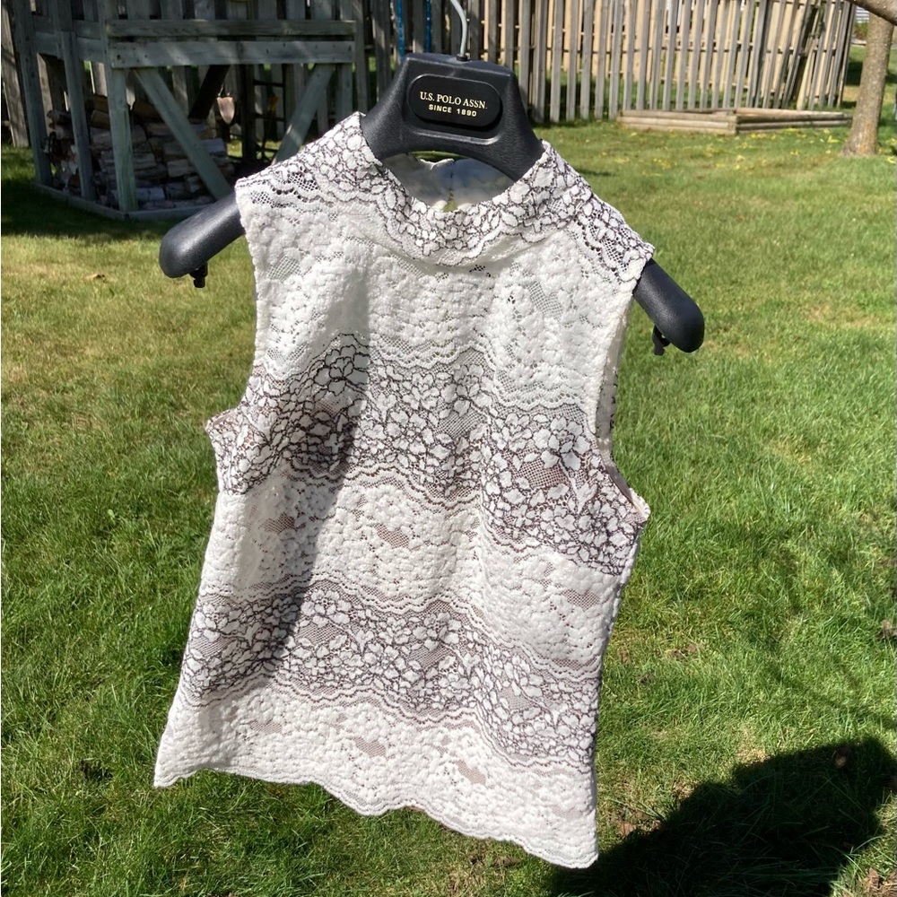 Sz 0 White House Black Market sleeveless shirt
